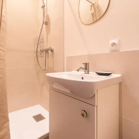 Cosy - A 10min Du Metro Apartment *